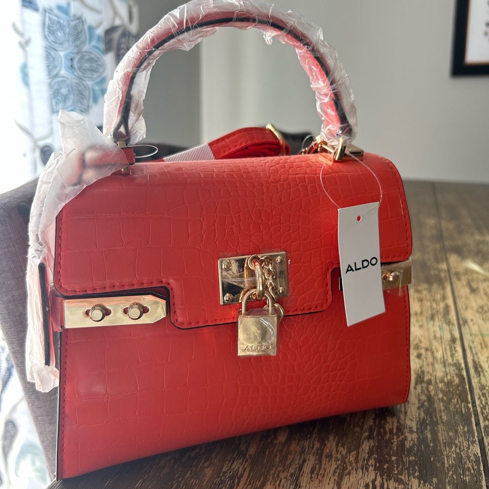 💖HOST PICK💖
Aldo Red Croc-Embossed Top-Handle Shoulder Bag with Gold Hardware